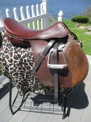 18» MEDIUM CROSBY A/P ENGLISH SADDLE w NEW LEATHERS &BREAKAWAY IRONS,