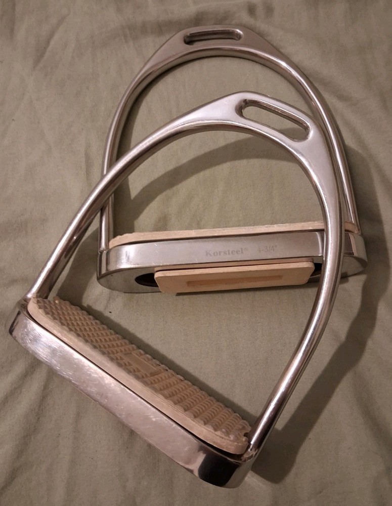 Fillis Metal English Stirrup Irons 4.75 inches – Silver Color w/ White Treads