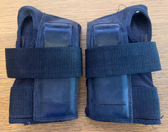 Eight Ball Wrist Guards M/Medium – Left and Right