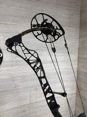 Used Mathews Lift 29.5 Right Handed Black Riser Bottomlands Limbs