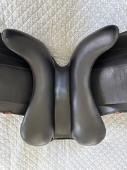 Sommer Esprit Dressage 17.5″ Black w Chestnut Stitch & Cantle Accent Wool Flock