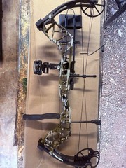 Bear Archery Species EV Compound Bow 70lbs Right Hand Camo 23.5-30.5in DL RTH