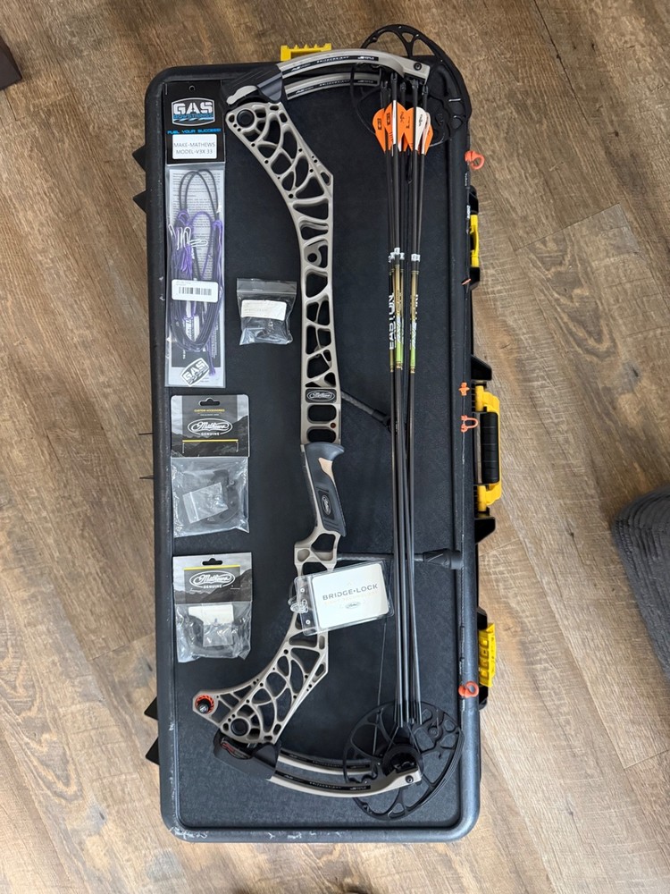 Mathews V3X 33 / Granite / RH / 70lbs / 31.5 dl / Barely Used