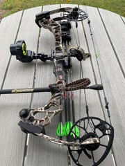 matthews triax compound bow with garmin zero a1 sight and quiver