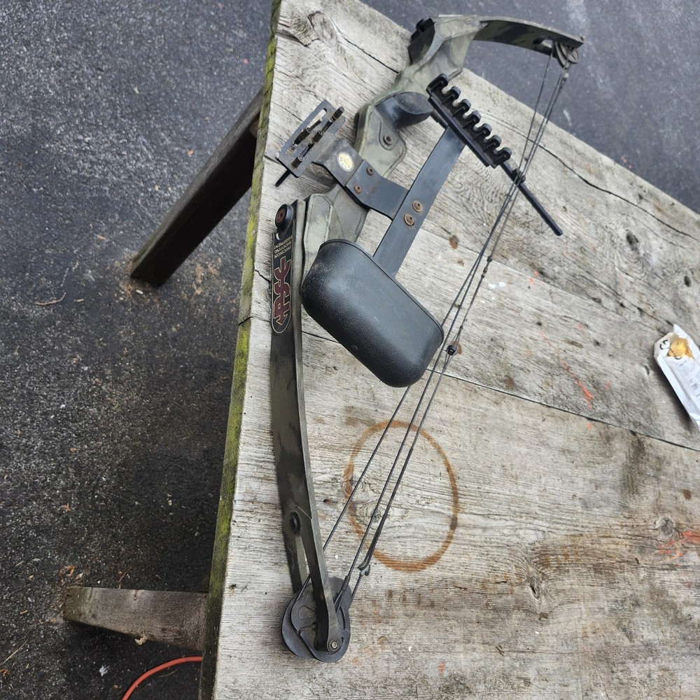 PSE NOVA R/H Compound Bow With Cobra Sights AND QUIVER