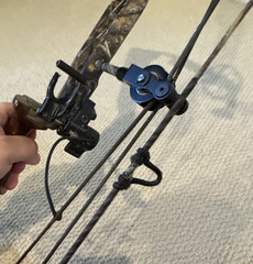 Mathews Heli-M Solocam Bow + QAD Ultra-rest HD w/ Rest – 28″, 70lb, Right Handed
