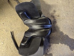 Treeless 17.5″ Dressage Saddle, Adjustable Foam Panel, Deep Seat, Knee Blocks