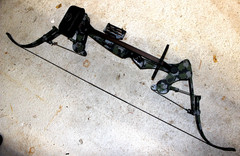 RARE VINTAGE ONEIDA SCREAMING EAGLE COMPOUND RECURVE BOW w/ QUIVER RIGHT HAND