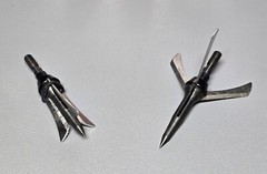 RAVAGE DEVASTAOR Mechanical 3 blade Broadhead 100gr, 3pk 2.5″ Wound Channel