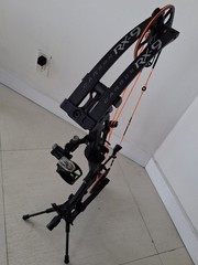 Hoyt RX9 RH 70′ Black Carbon Fiber bow with Hoyt 2.0 stand & QAD rest.