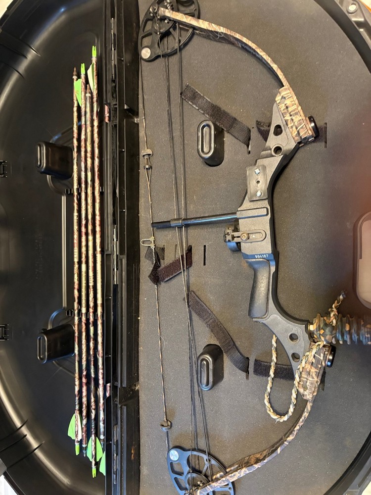 Mission by Mathews Compound Bow UX2- RH-50 Pounds 22-30 Draw, Case, and Arrows