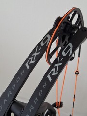 Hoyt RX9 RH 70′ Black Carbon Fiber bow with Hoyt 2.0 stand & QAD rest.