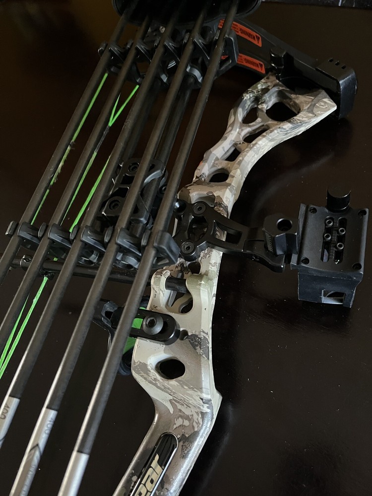 Bear Archery Vast Right Hand Compound Bow Hunting Package