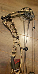 NEW HOYT ALPHA AX2 29 BOW 25-30″ SET AT 26″ 70LBS right hand – first cerca