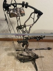 Elite Option 6 RH 65 lb 31in Camo Compound Bow w/ Quiver Stabilizer