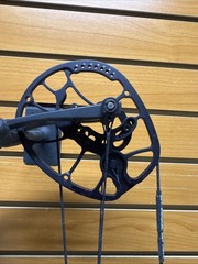 Item 4237 – Hoyt Archery Compound Bow – Helix – RH – Gray – 70# Max – 27-30” –