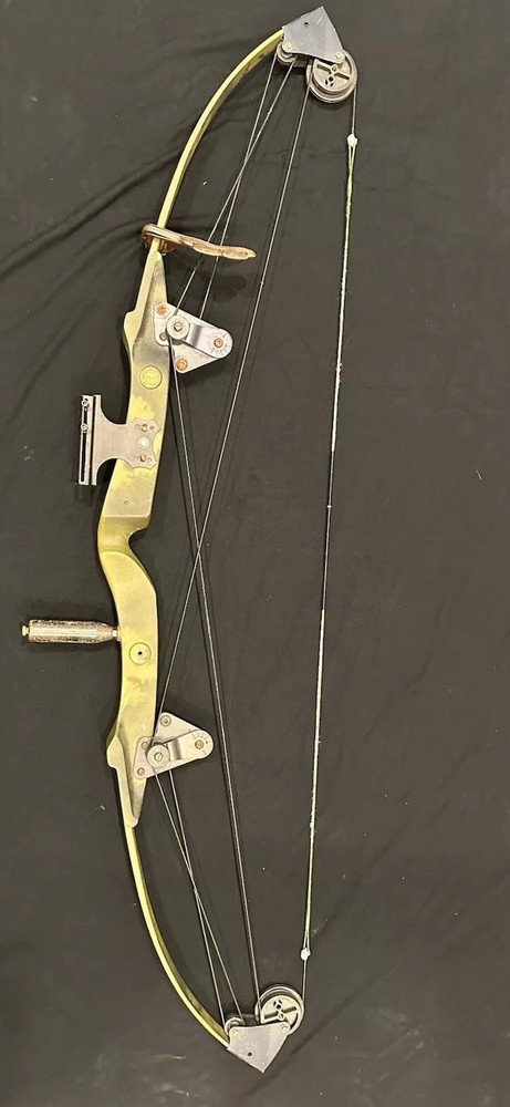 Vintage Bear Whitetail Hunter Compound Bow Left Hand 50 Inches Camo