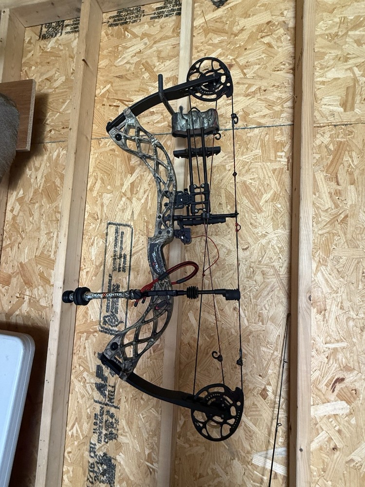 Bowtech Carbon Icon DLX RH Camo Carbon Fiber Compound Bow 60-70lb 31in