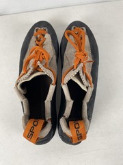Very Good La Sportiva Mythos Eco Men’s Climbing Shoes, Taupe, M45.5