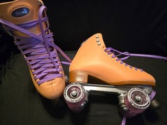 Moxi Beach Bunny Roller Skates Peach Blanket Size 8 Quad Skates Purple Wheels