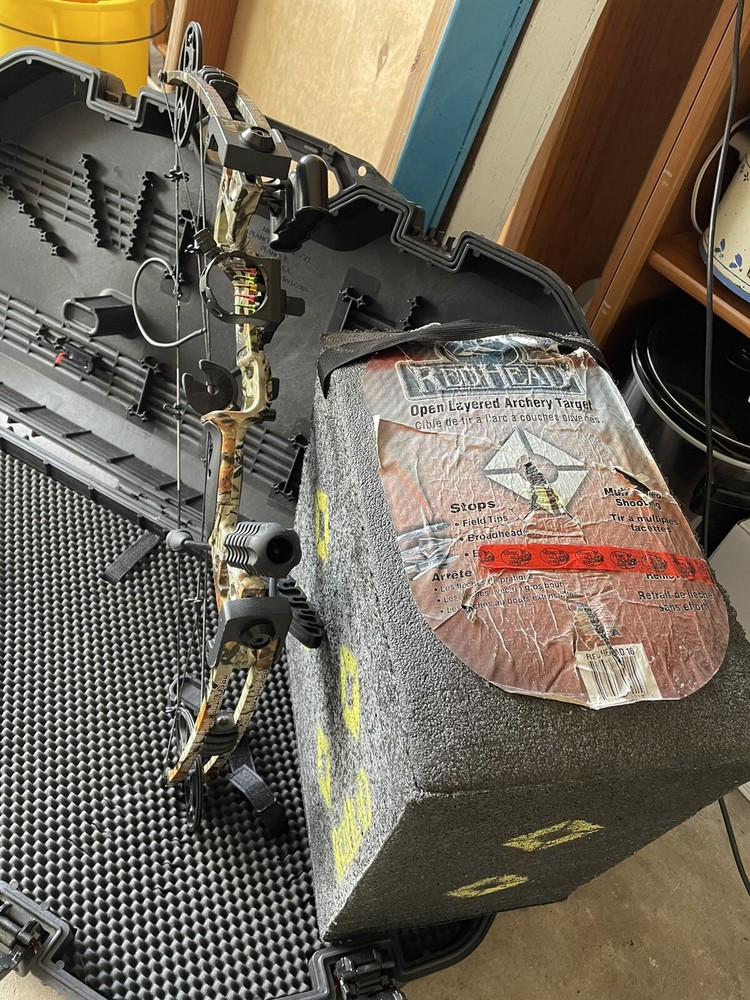 Predator Raptor Compound Bow (left hand) and hard Case