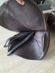 Premium 16.5” Leather Jump Saddle – FF M – Dover Hardware + Rack