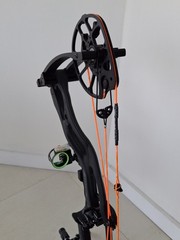 Hoyt RX9 RH 70′ Black Carbon Fiber bow with Hoyt 2.0 stand & QAD rest.