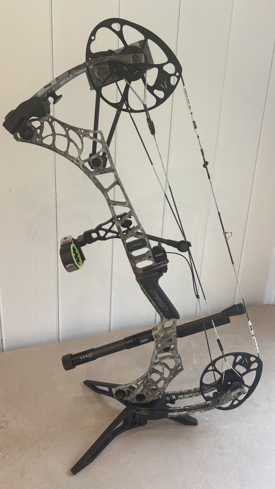 Mathews V3 27 RH Bow w/ Sight, Stabilizer, Quiver, SKB Case 29.5″ draw, 60#
