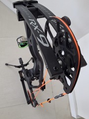 Hoyt RX9 RH 70′ Black Carbon Fiber bow with Hoyt 2.0 stand & QAD rest.