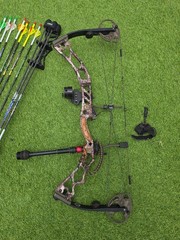Elite Energy 32 Camo Right Hand Compound Bow 70# Draw Weight & Accessories