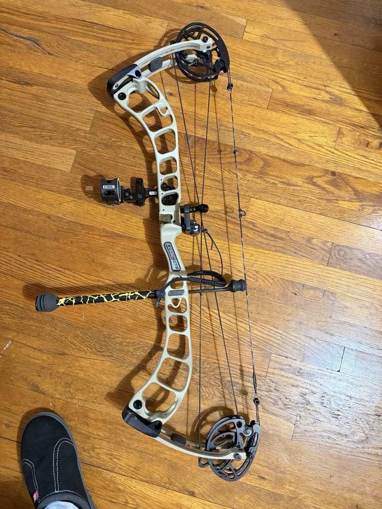 ’19 Prime Logic CT5 Compound Bow 65lb 28in Right Hand Beige Black w/ Accessories
