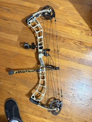 ’19 Prime Logic CT5 Compound Bow 65lb 28in Right Hand Beige Black w/ Accessories