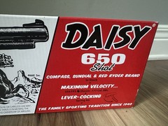 Red Ryder Carbine Daisy 650 Shot «A Christmas Wish» BB Gun w/ Compass Sundial
