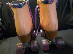 Moxi Beach Bunny Roller Skates Peach Blanket Size 8 Quad Skates Purple Wheels