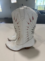 Dingo Women’s White Western Boots Size 8 Decorative Cutout Design