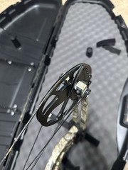 Mathews Mission Riot Compound Bow- RH 15-70 Pounds 19-30 Draw, Case, and Arrows