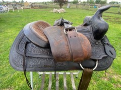 Used/vintage 15.5″ Simco dark tooled leather Western saddle w/semi bars US made