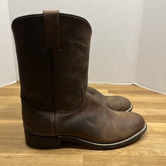 Justin 3410Y Youth Cowboy Boot with Bay Apache Leather Foot and a Roper Toe 6D