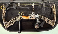 Mathews SoloCam Compound Bow Z9 65lb RH Camo + CBE Sight, Octane Rest, Case