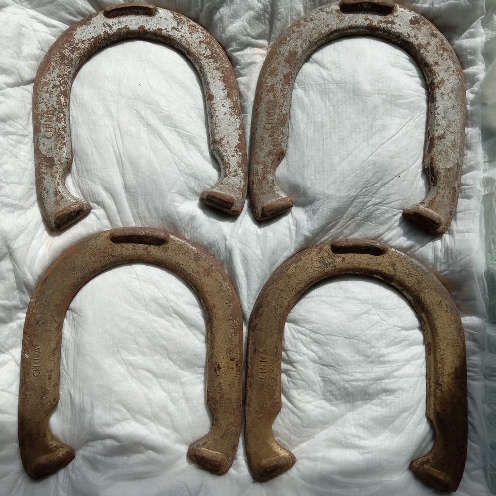 VINTAGE SET OF 4 HORSESHOES – Rusty – FREE SHIPPING !!!