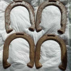 VINTAGE SET OF 4 HORSESHOES – Rusty – FREE SHIPPING !!!