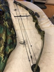 VINTAGE BEAR WHITETAIL II COMPOUND BOW 70# 30″ DRAW LENGTH WITH CAMO BAG