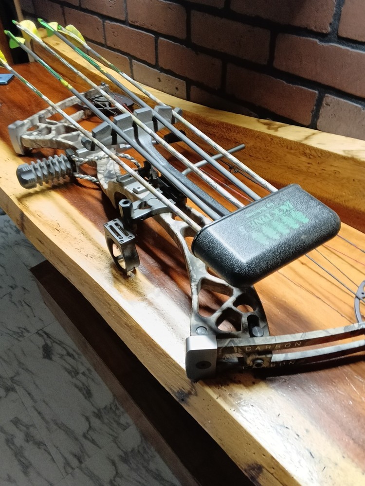 Martin RH Carbon Rage Bow 2 Pin Sight, Stabilizer, arrow rest, Quiver 4 Arrow