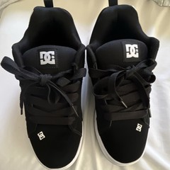 DC shoes court graffik black and white skate shoes size 10.5