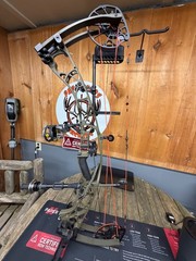 Hoyt Alpha X 33 Bow. RH 60-70lbs Trophy Ridge Propel rest & React 4. Shrewd