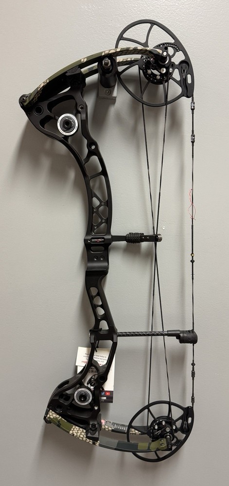 Bowtech Archery CP28 Kuiu Verde/Black RH 50# 24.5-30″ Draw Length NEW