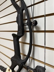 NEW Hoyt RX-9 Right Hand Black 70# 25-30″ Compound Bow