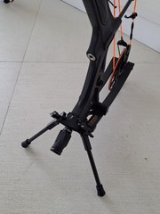 Hoyt RX9 RH 70′ Black Carbon Fiber bow with Hoyt 2.0 stand & QAD rest.