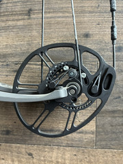 BOWTECH CARBON ONE RH 25.5-30.5″ 60-70# SMOKE GREY