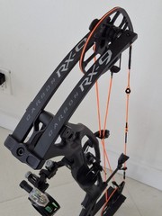 Hoyt RX9 RH 70′ Black Carbon Fiber bow with Hoyt 2.0 stand & QAD rest.